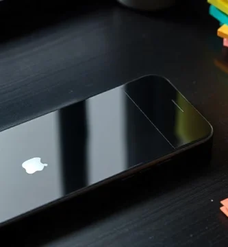Un iphone 14 sobre una mesa de escroitorio